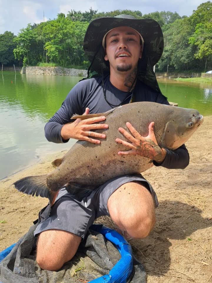 João Mathias de chapéu segurando um tambacu