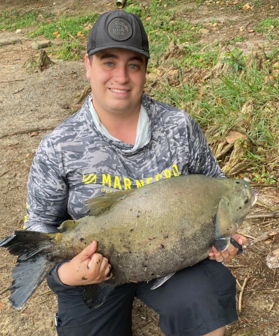 Julio Cesar de boné segurando um tambacu