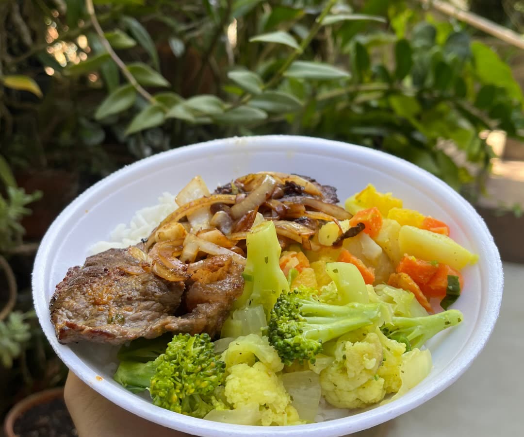 Prato comercial com bife acebolado, brócolis e legumes