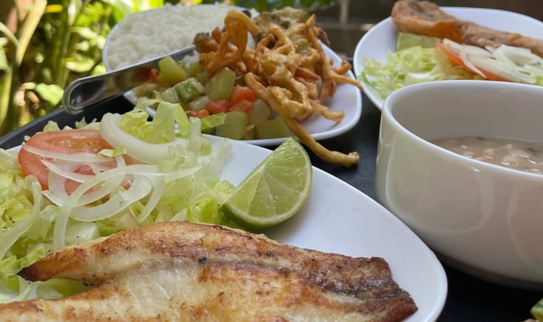 Filé de tilápia grelhado com salada e limão